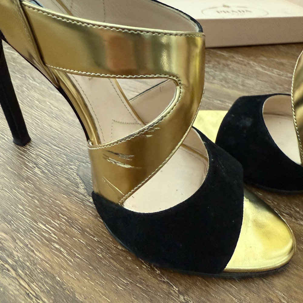Prada Women's Black and Gold Heels - Size 37 ½ - Picture 5 of 10